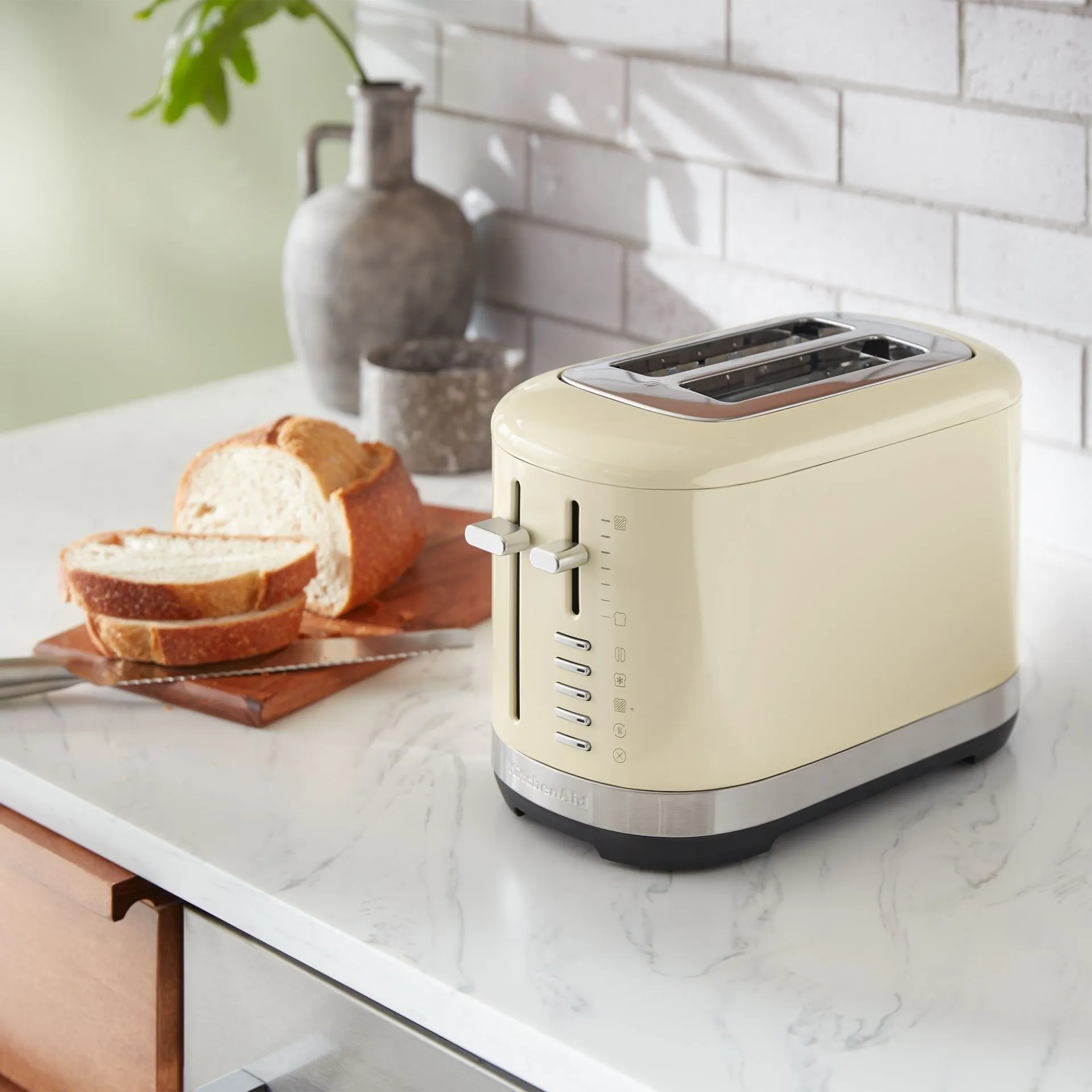 Ein Blick auf die Bedienelemente des KitchenAid Toasters, die eine einfache Handhabung zeigen