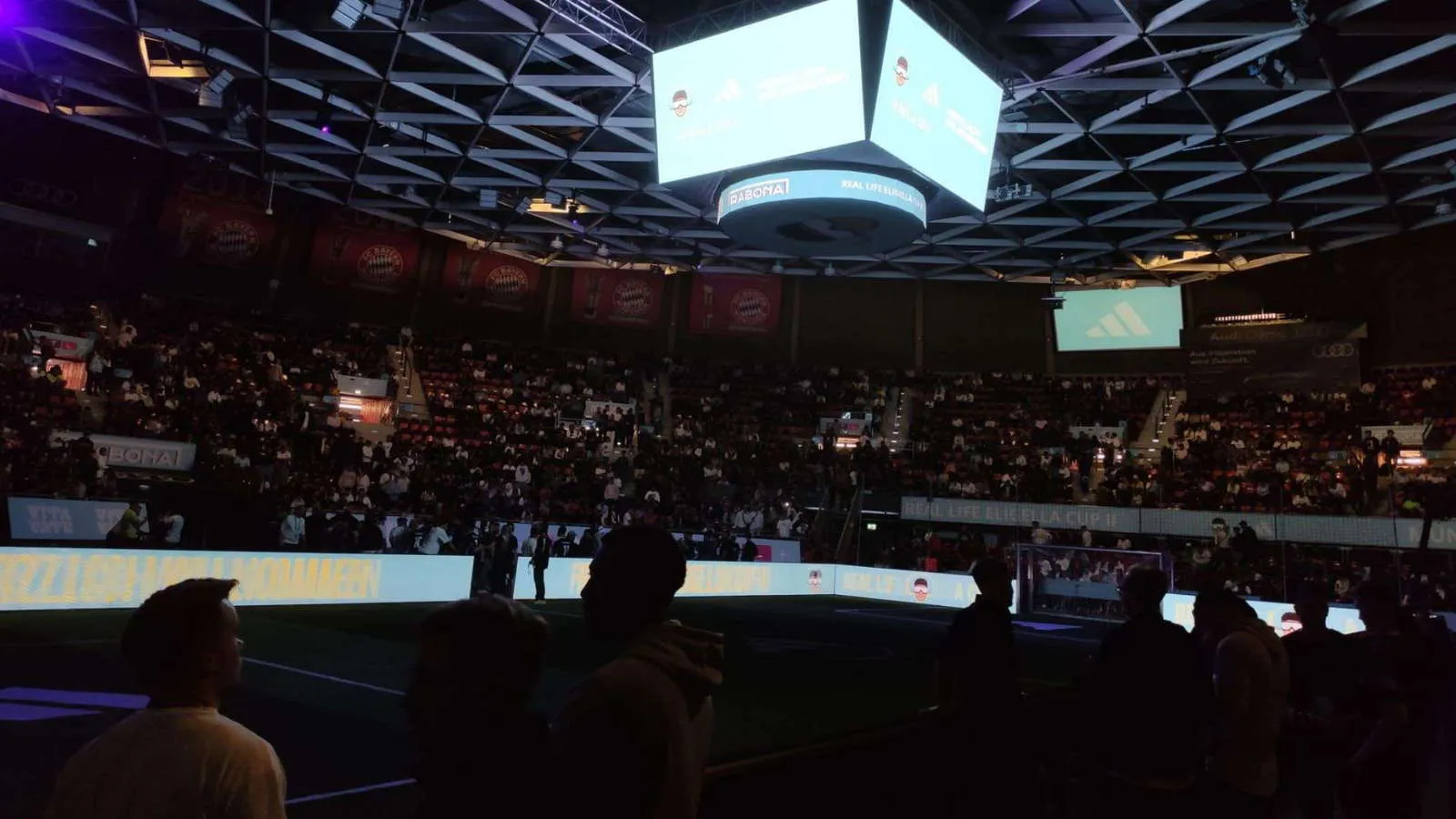 Ein Blick in die Arena des Eligella Cups im Audi Dome, der Schauplatz des Fußballturniers.