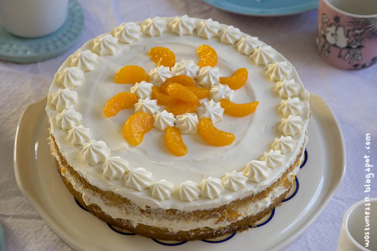 Ein Blick in die perfekt geschichtete Torte, die köstliche vegane Creme ist sichtbar