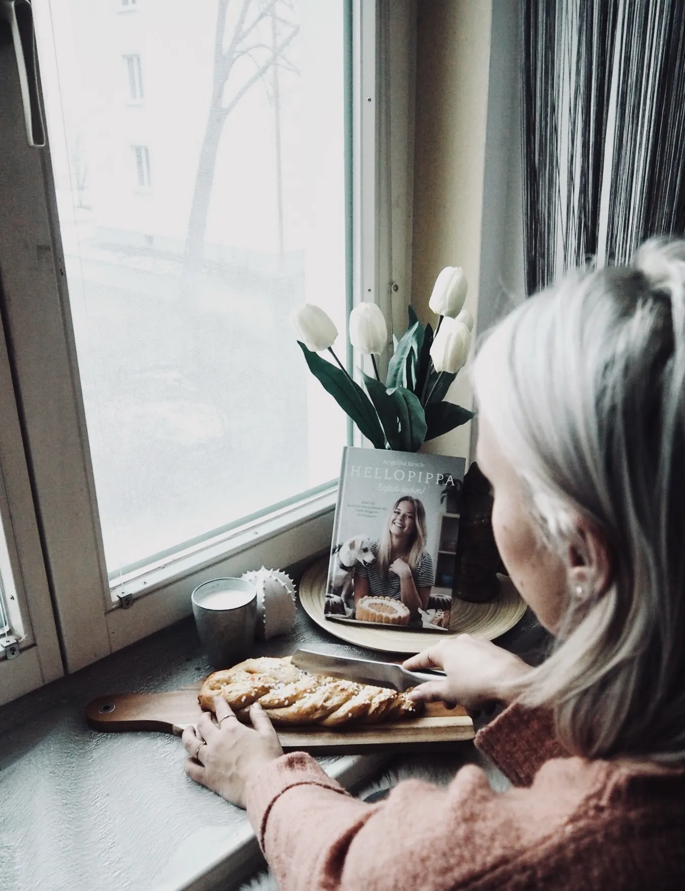 Ein Blick ins Backbuch, das Schritt für Schritt zu köstlichen Ergebnissen führt.