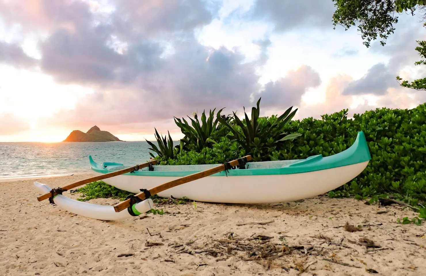 Ein Boot ankert am goldenen Sandstrand von Oahu, Hawaii