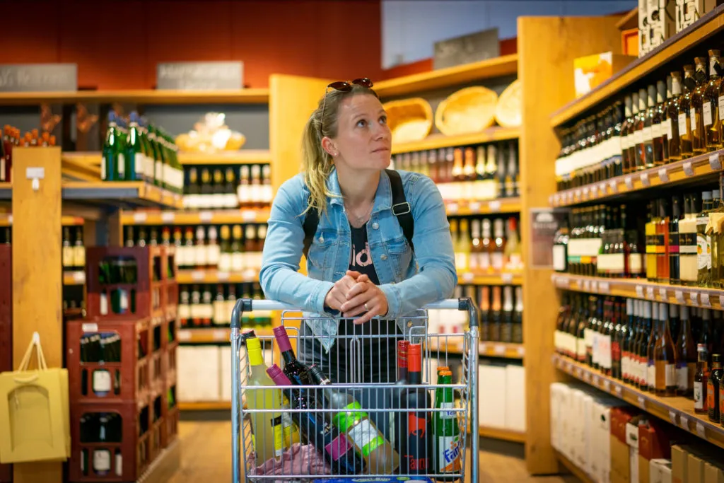 Ein breiter Überblick über eine Getränkewelt mit Regalen voller verschiedener Getränke