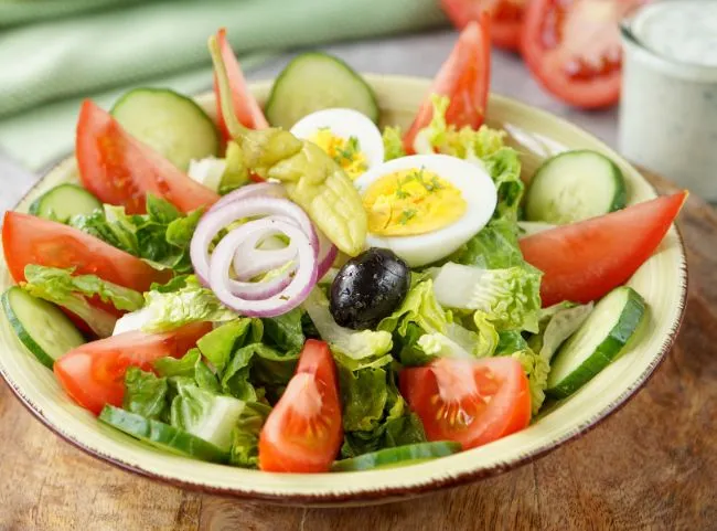 Ein bunter gemischter Salat mit frischem Gemüse und Blättern