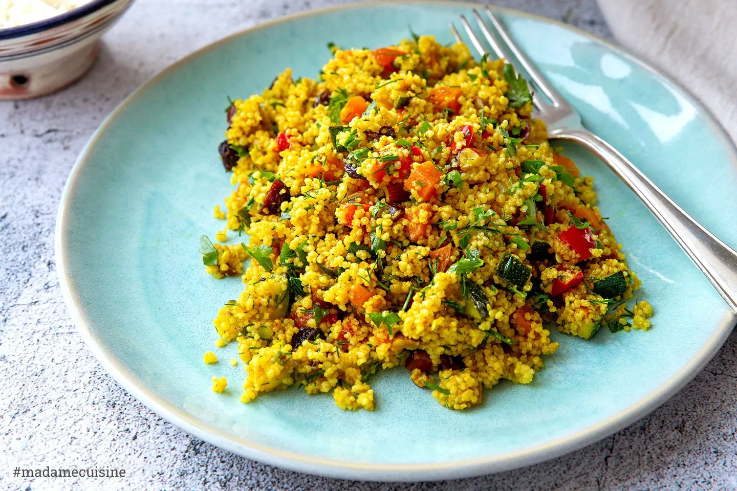 Ein bunter marokkanischer Couscous Salat mit geröstetem Gemüse in einer großen Schüssel