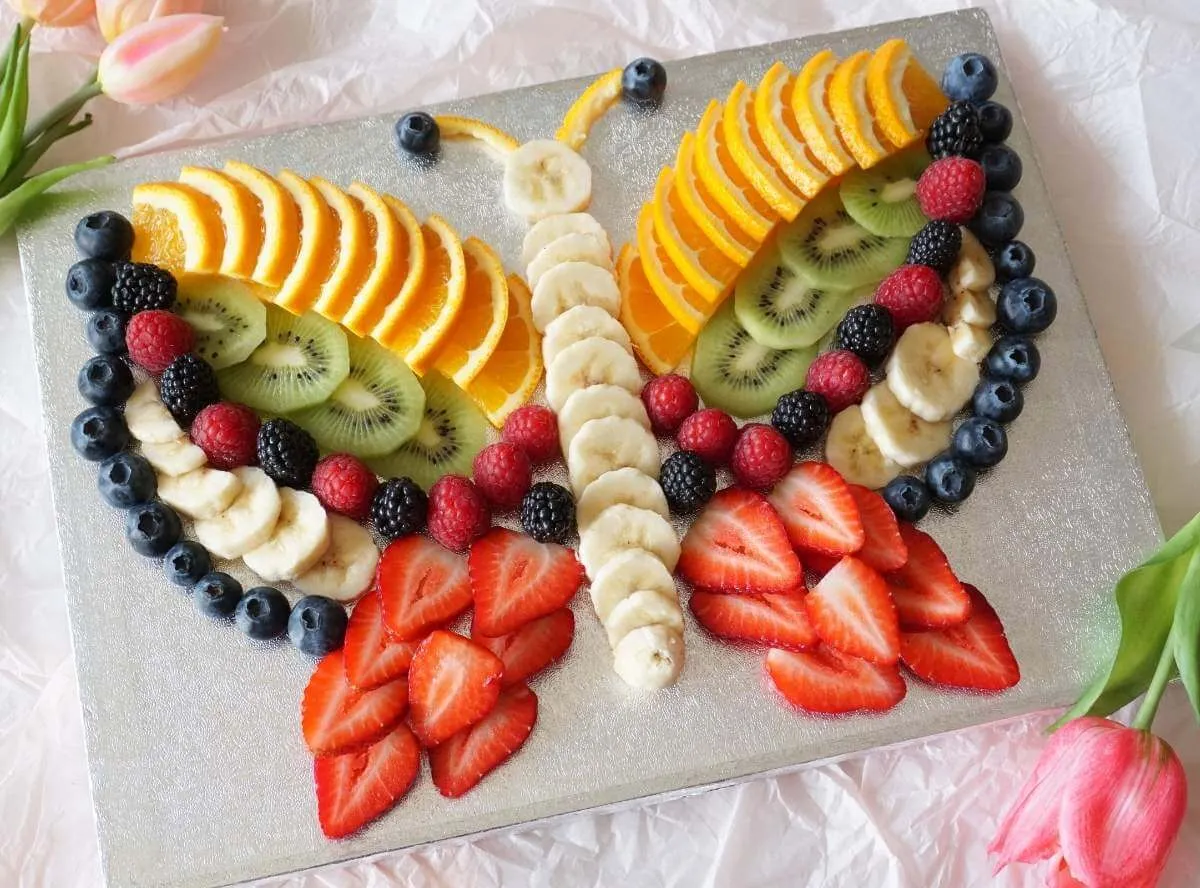 Ein bunter Obstschmetterling, kreativ arrangiert aus verschiedenen Früchten