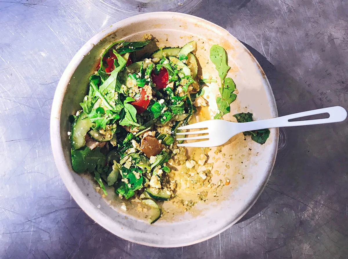 Ein bunter Salat, reich an frischem Gemüse und gesunden Proteinen