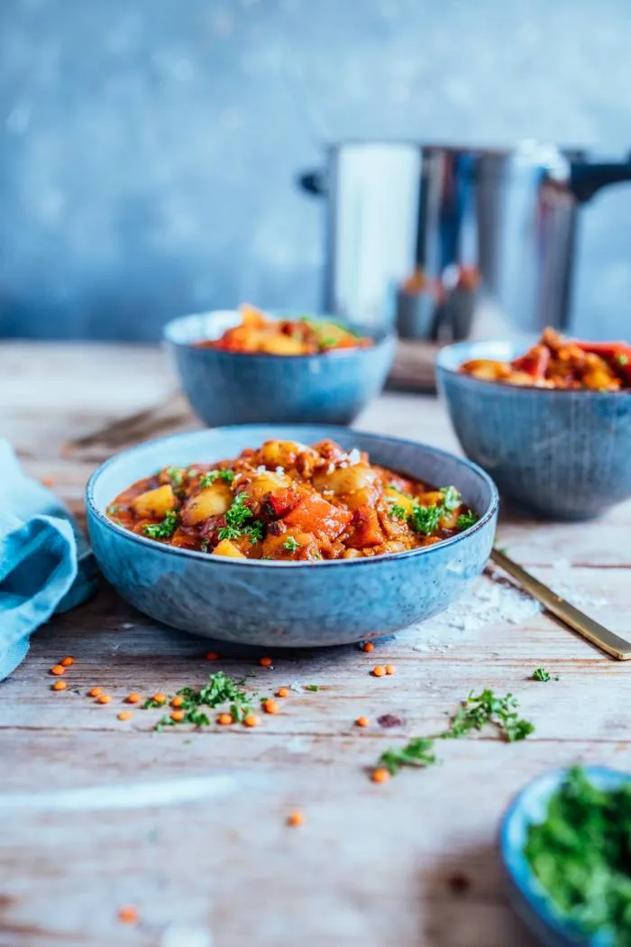 Ein bunter und reichhaltiger Paprika-Kartoffel-Linsen-Topf, frisch zubereitet und dampfend in einer Schüssel serviert