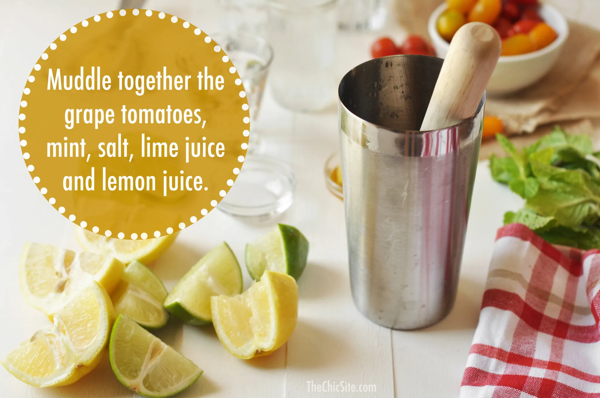 Ein Cocktailshaker mit Eis und den vermischten Zutaten wird kräftig geschüttelt, um den Mojito zuzubereiten