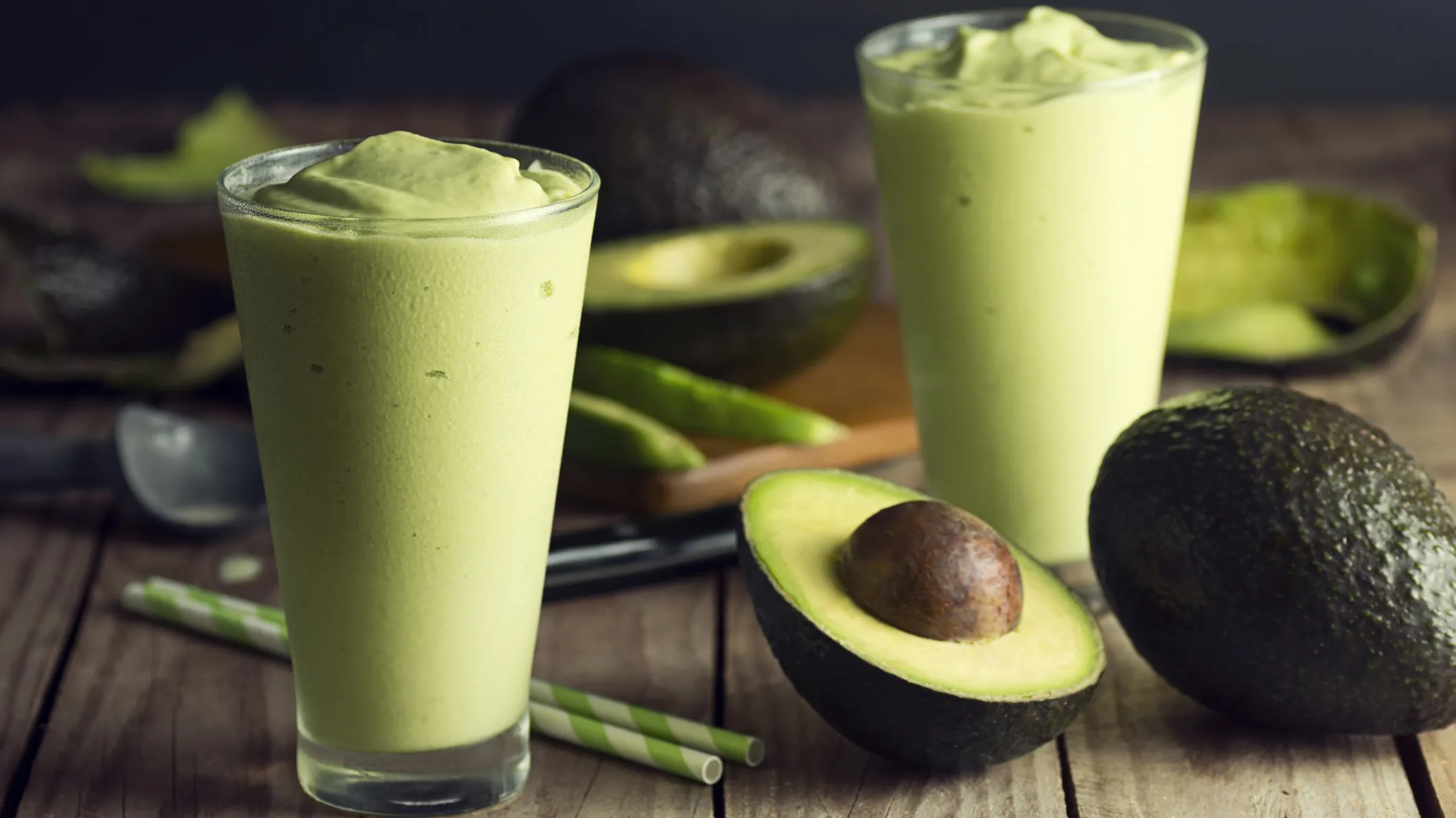 Ein cremiger Avocado-Lassi, serviert in einem Glas, als erfrischender Bestandteil einer Mahlzeit