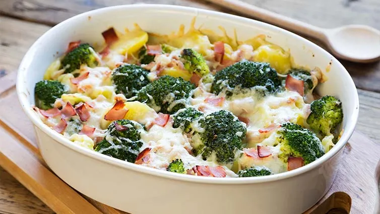 Ein cremiger Brokkoli-Schinken-Auflauf mit geschmolzenem Käse, frisch aus dem Ofen
