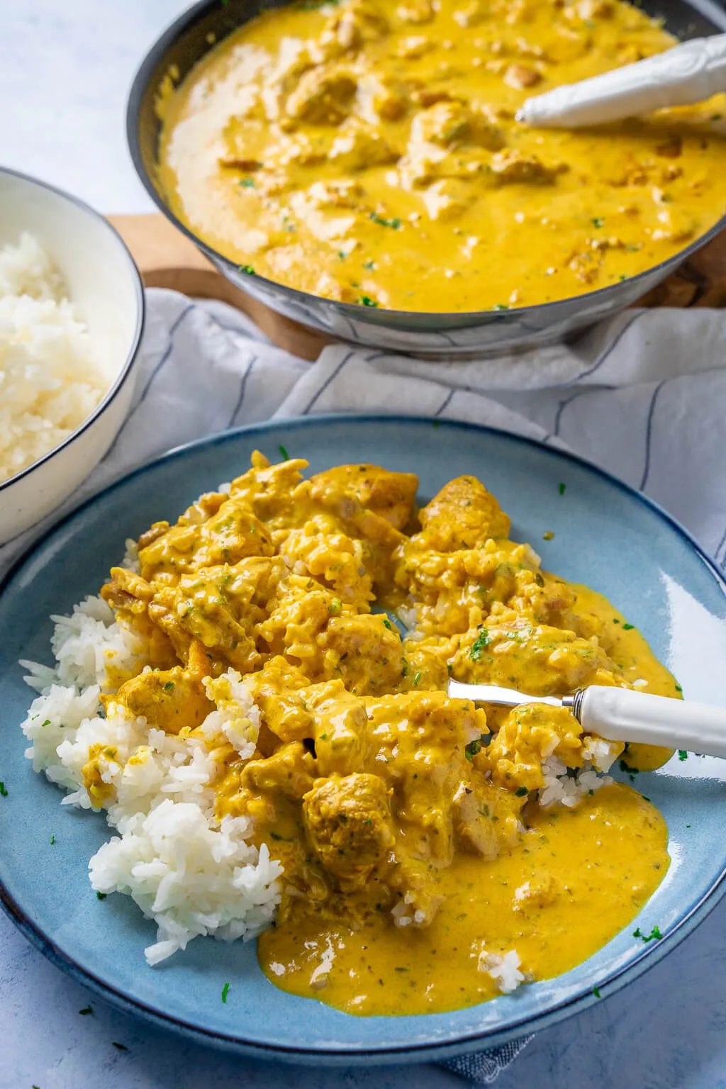 Ein cremiges Curry Geschnetzeltes mit zartem Fleisch und duftendem Reis, das in weniger als 30 Minuten zubereitet ist und ideal für Kochanfänger ist.