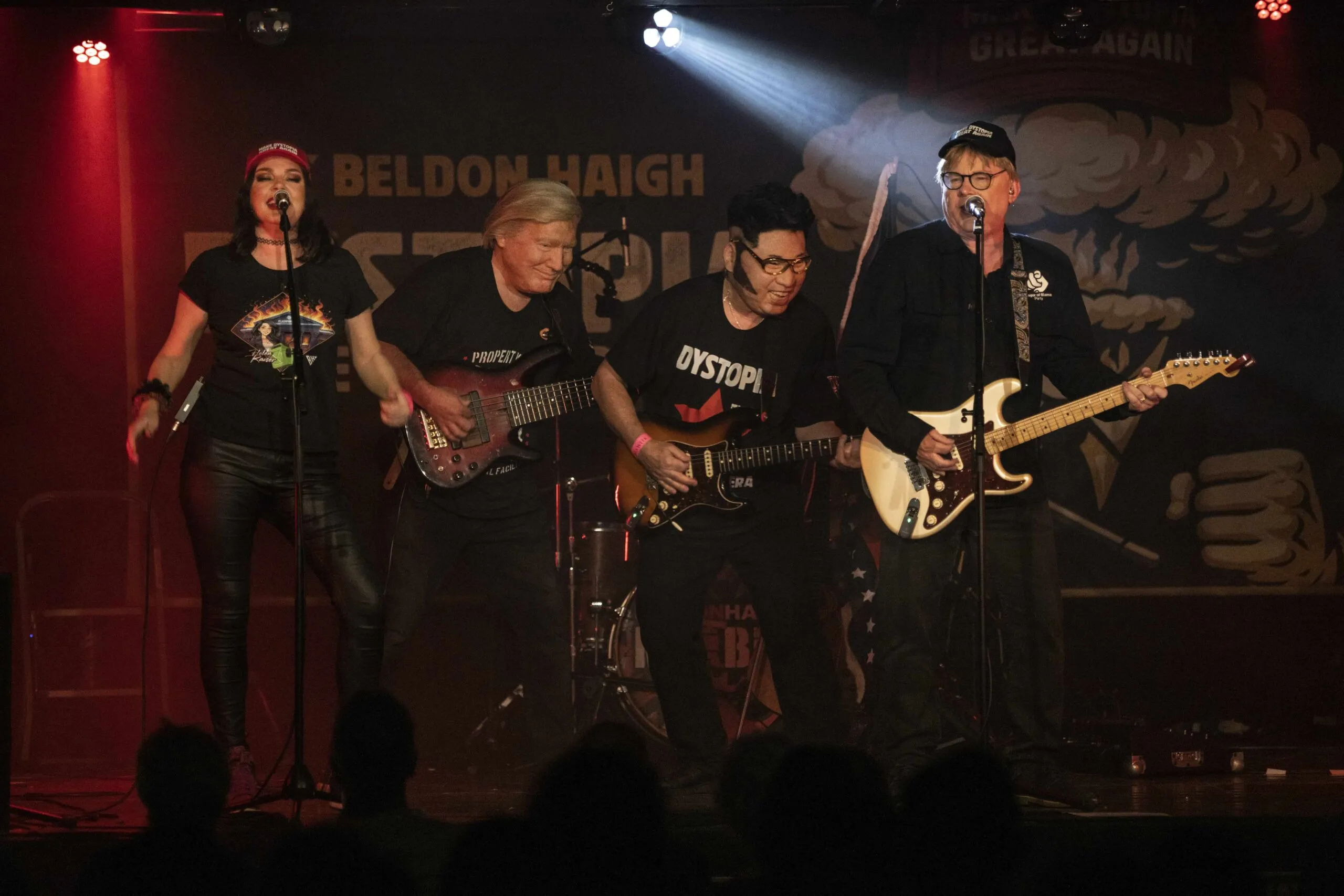 Ein Darsteller auf einer Bühne während der Rockoper „Dystopia“ mit theatralischem Make-up