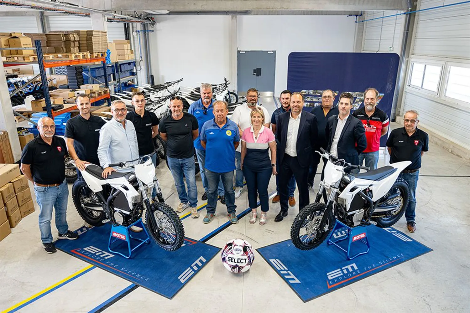 Ein detailliertes Bild des Elektromotorrads E-Moto V2, bereit für den Einsatz im Motoball