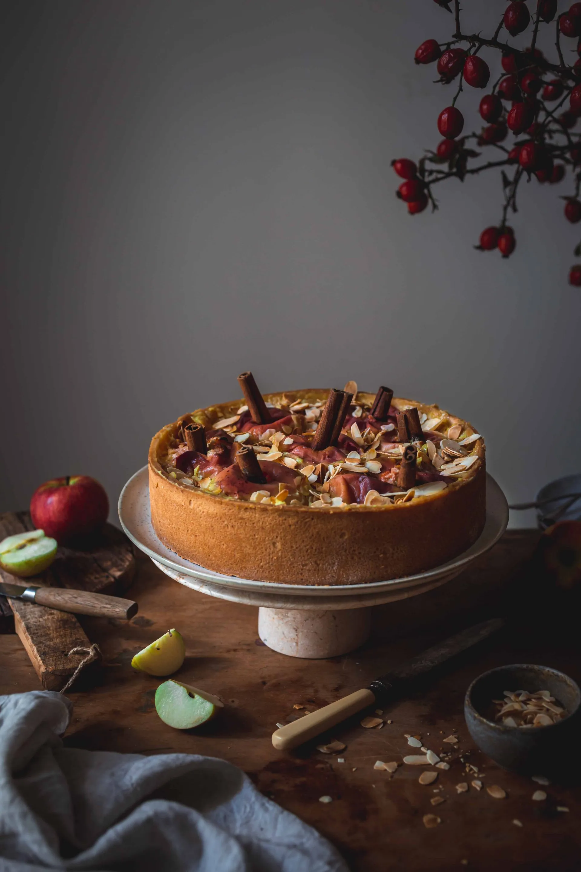 Ein detailreicher Blick auf ein Stück Bratapfelkuchen mit cremiger Vanillefüllung und saftigem Apfel