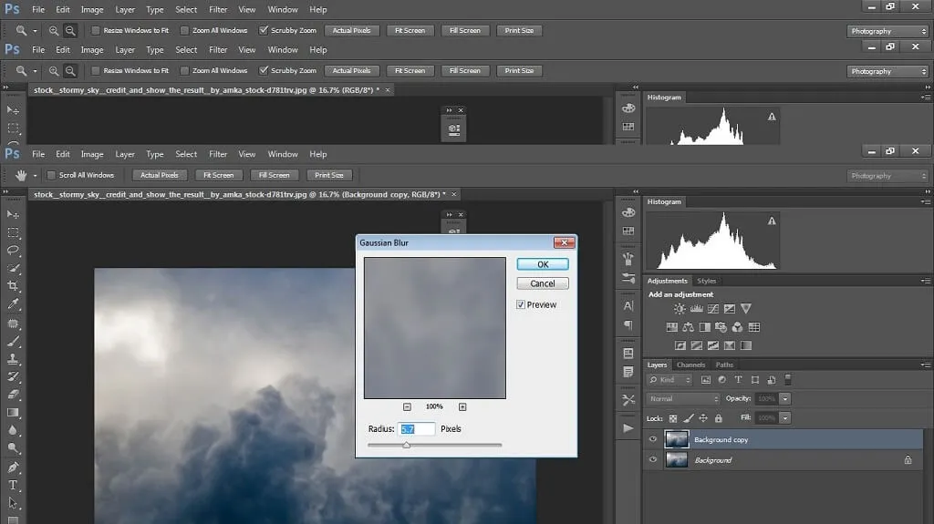 Ein dunkler, leicht unscharfer Himmel als Hintergrund für eine Komposition