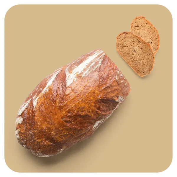 Ein dunkles Tiroler Schwarzbrot, geschnitten und bereit für eine Brotzeit