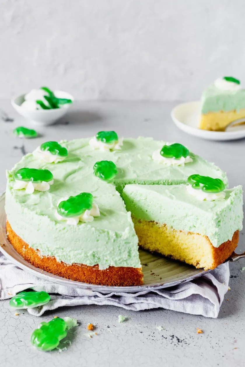 Ein einfacher Froschkuchen mit bunten Gummifröschen, der Kinderaugen zum Strahlen bringt