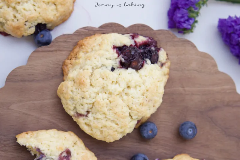 Ein einzelner Blaubeermuffin-Keks, der seine saftigen Blaubeeren und goldbraune Kruste zeigt