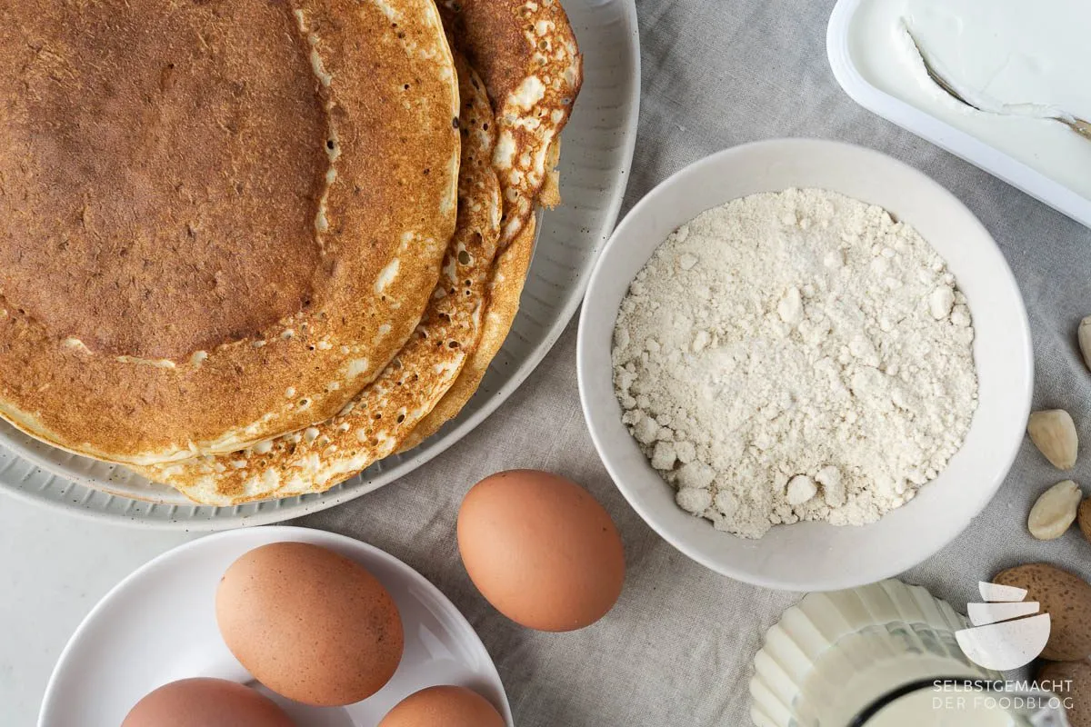 Ein einzelner, perfekt gebratener Low Carb Pfannkuchen