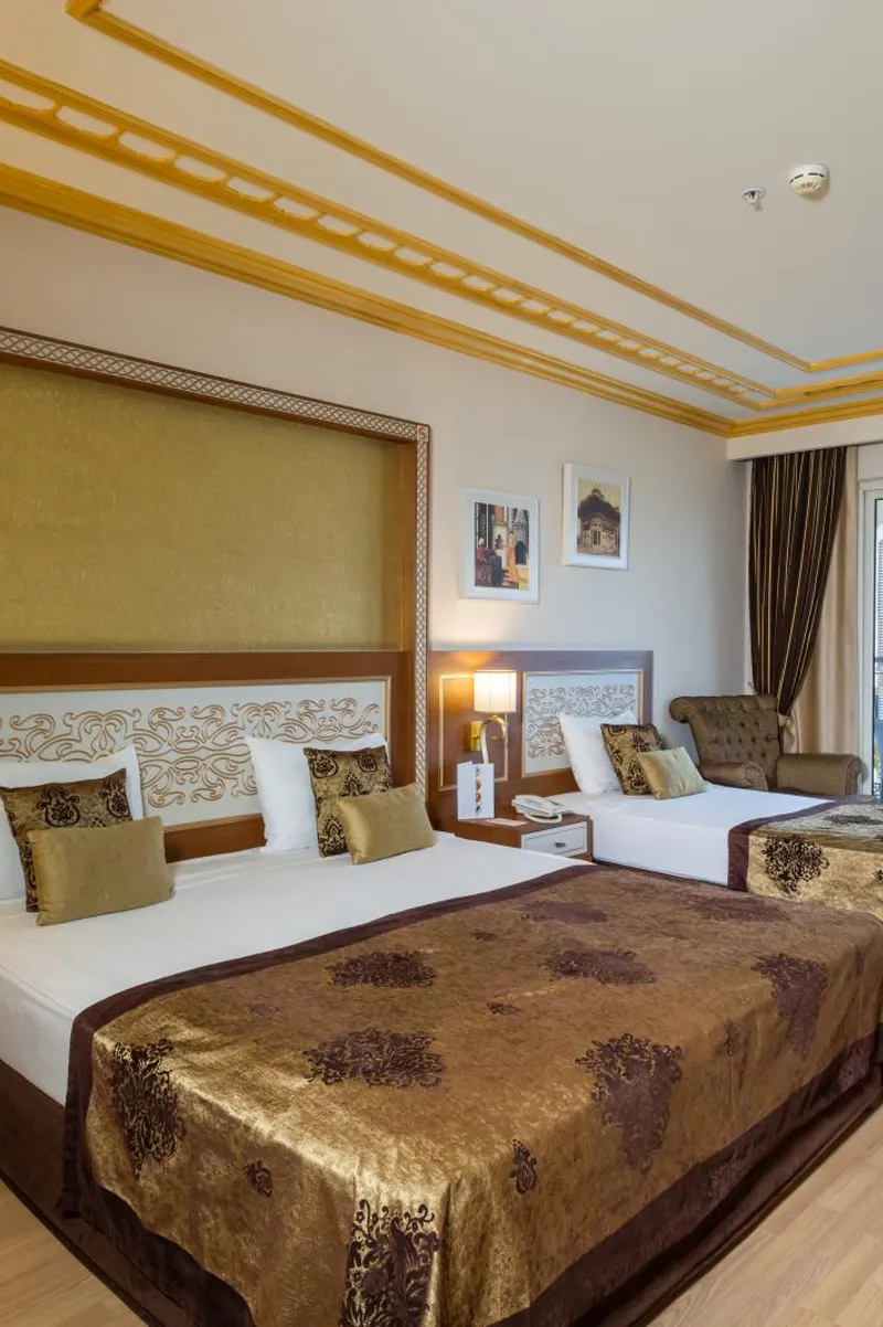 Ein elegant eingerichtetes Standardzimmer im Diamond Excellence Resort mit Balkon und Meerblick