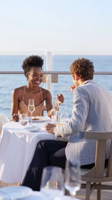 Ein elegant gedeckter Tisch in einem exklusiven Restaurant an Bord eines Kreuzfahrtschiffes