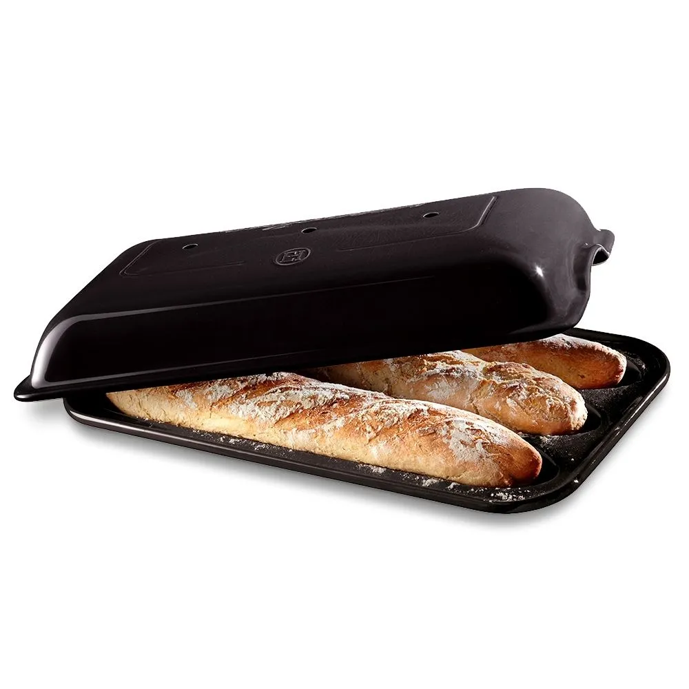 Ein Emile Henry Baguette-Set in Anthrazit, perfekt für das Backen von drei knusprigen Baguettes