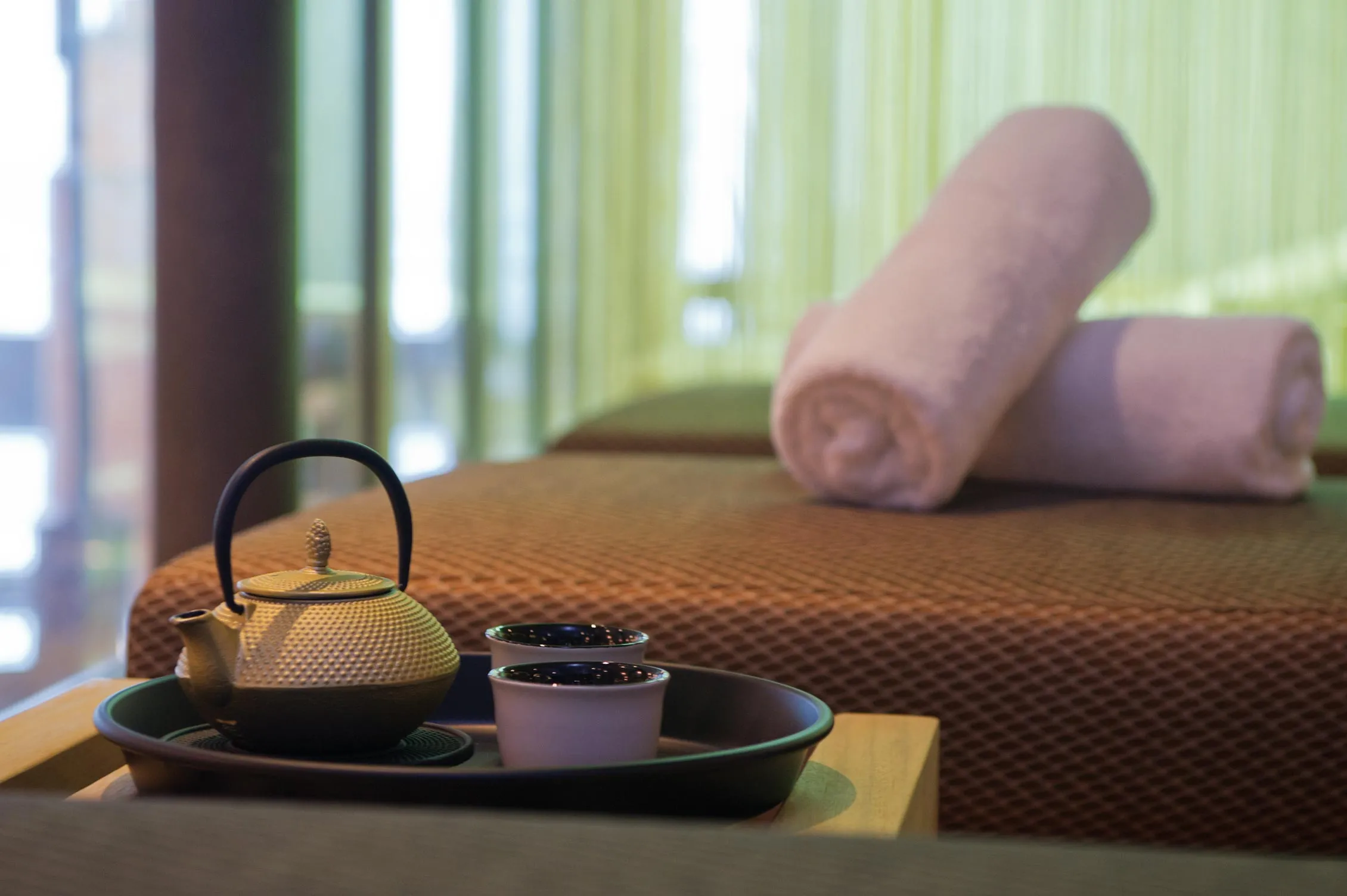 Ein entspannender Spa-Bereich an Bord eines Kreuzfahrtschiffes mit Liegen und beruhigender Atmosphäre