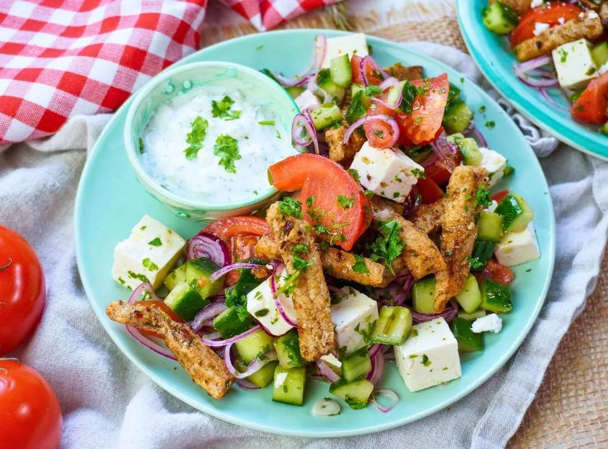 Ein erfrischender Gyros-Salat mit viel Gemüse und leichter Soße