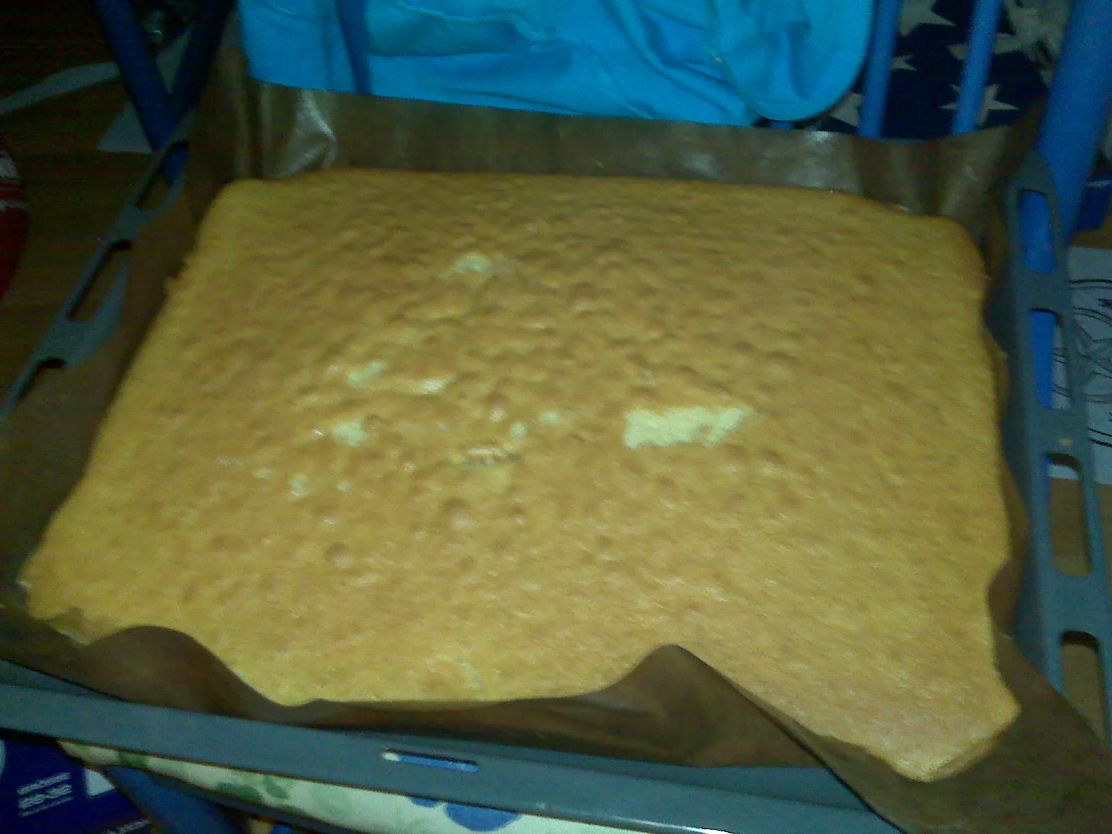 Ein Fantakuchenboden frisch aus dem Ofen, bereit zur Weiterverarbeitung