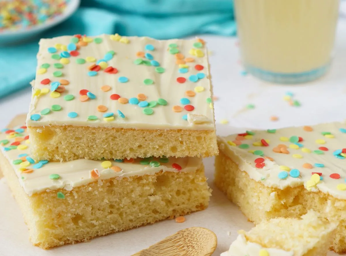 Ein farbenfroher Konfettikuchen vom Blech, ideal für Kindergeburtstage