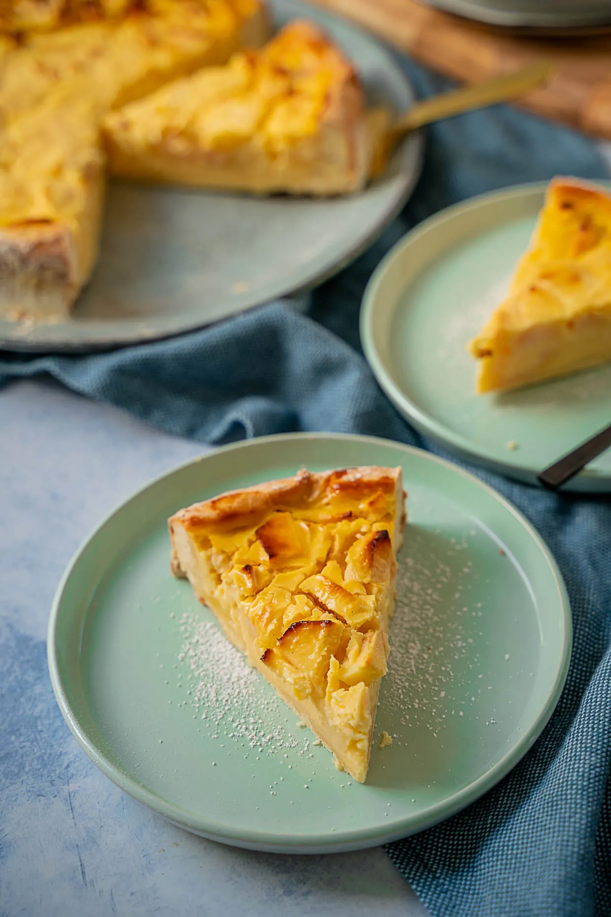 Ein fertig gebackener Apfel-Quarkkuchen, bestäubt mit Puderzucker