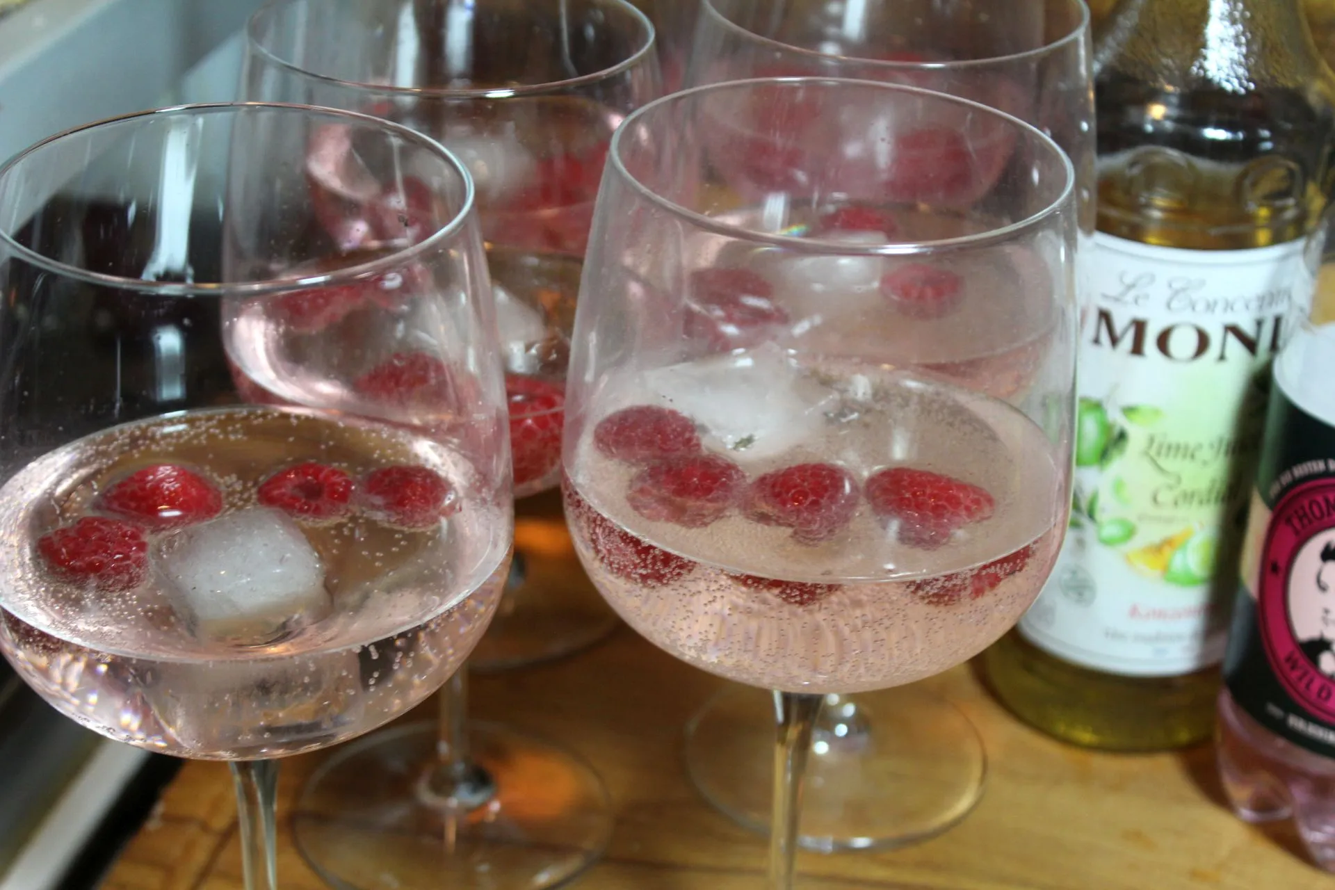 Ein fertig gemixter, erfrischender Lillet Alkoholfrei Sommerdrink