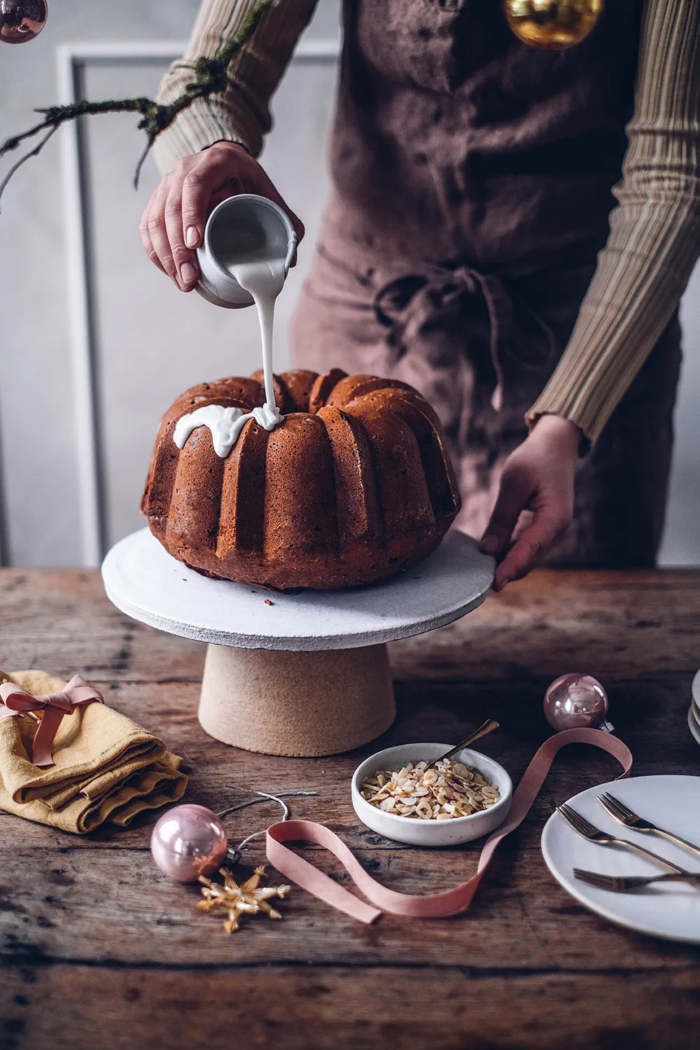 Ein festlich dekorierter glutenfreier Weihnachts-Gugelhupf