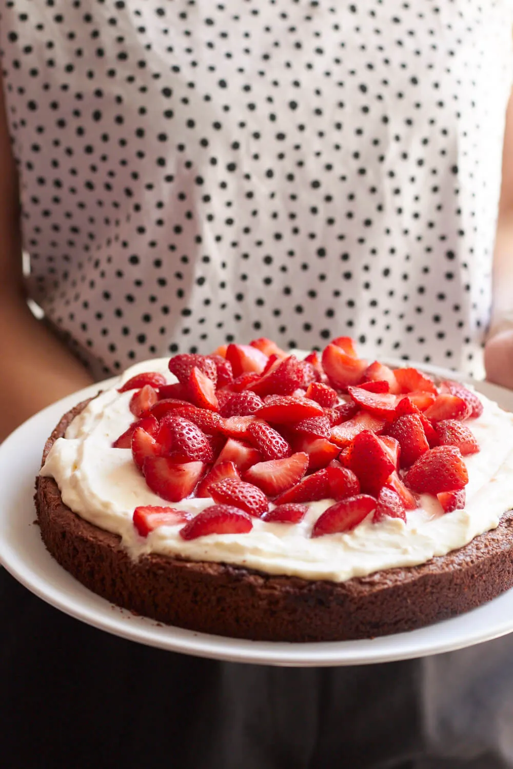 Ein festlich dekorierter Schoko-Erdbeer-Kuchen mit Kerze, perfekt für eine Geburtstagsfeier