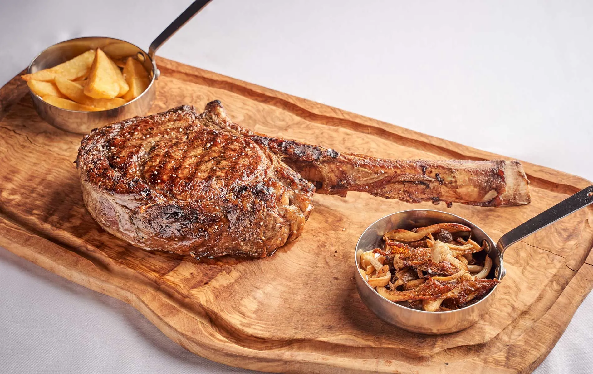 Ein festlich gedeckter Tisch in einer eleganten Umgebung des Restaurants Dionysos