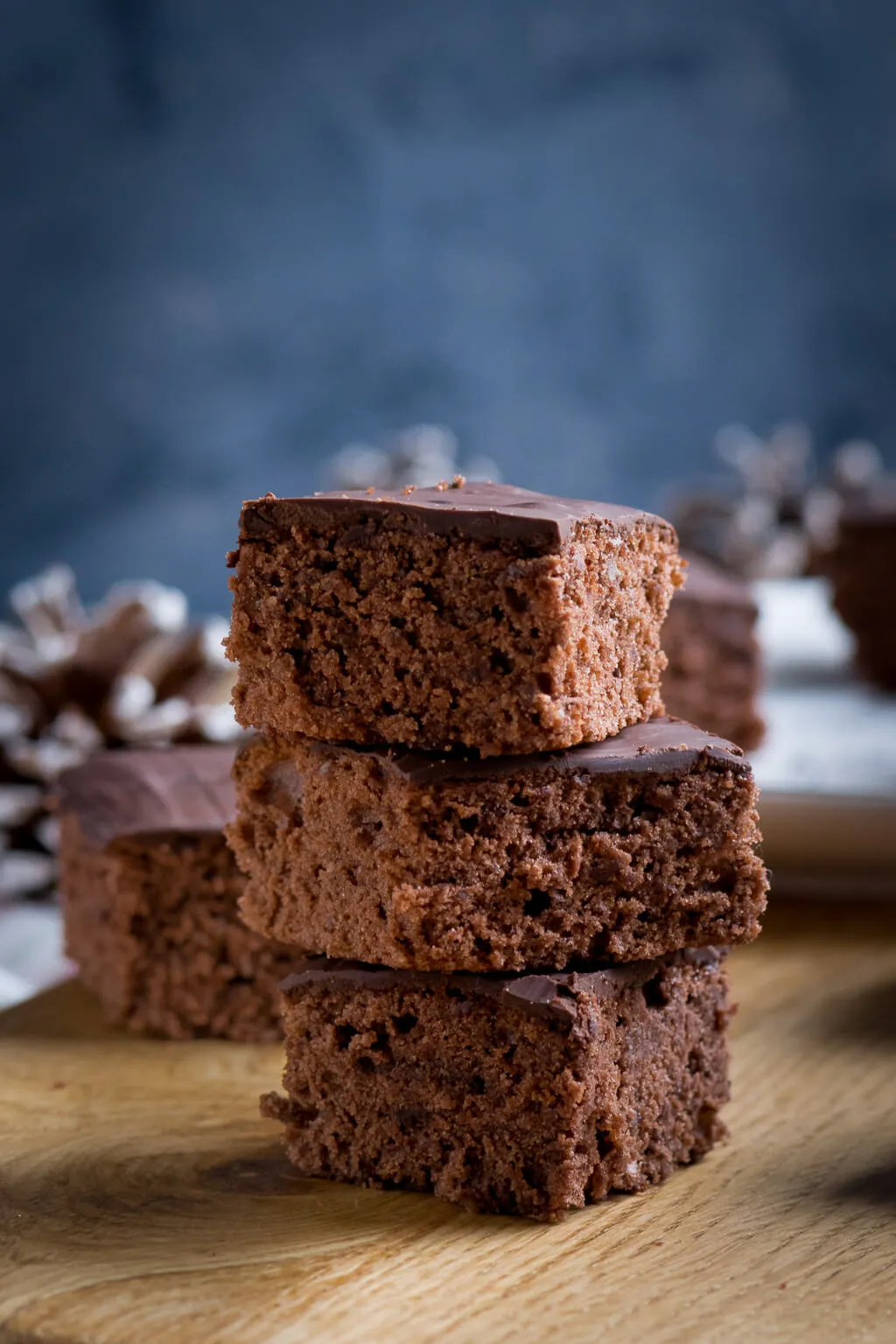 Ein festlich glasierter Gewürzkuchen vom Blech, bereit zum Servieren