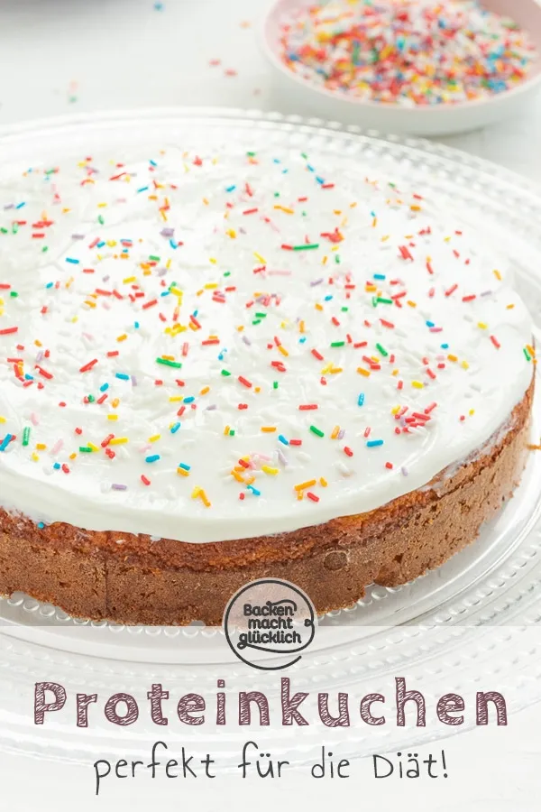 Ein festlicher kalorienarmer Vanille-Proteinkuchen mit Frischkäse-Frosting und bunten Streuseln