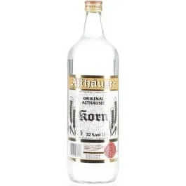 Ein Flasche Althäuser Korn 32% vor einem unscharfen Hintergrund, präsentiert die traditionelle deutsche Spirituose.