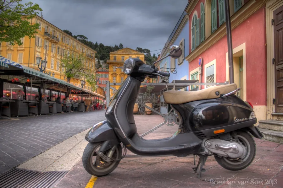 Ein Fluss, der sich durch eine grüne Landschaft schlängelt, mit detailreichen Wolken am Himmel und klarem Wasser