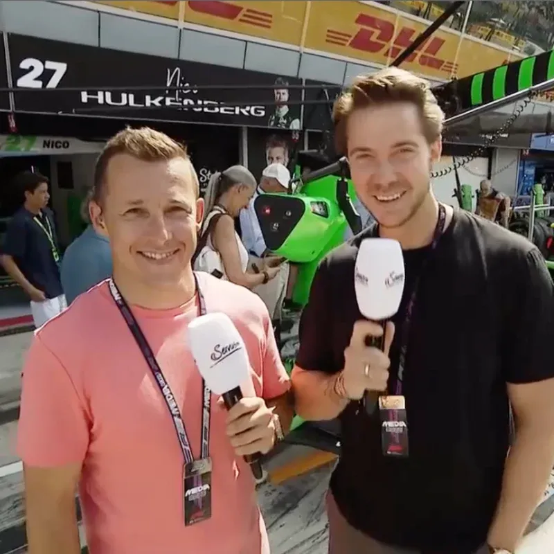 Ein Formel-1-Auto rast auf einer Rennstrecke, verschwommene Bewegung deutet auf hohe Geschwindigkeit hin