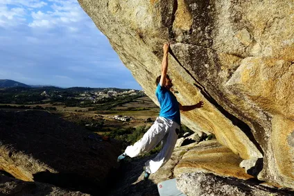 Ein Freeclimber in einer steilen Felswand