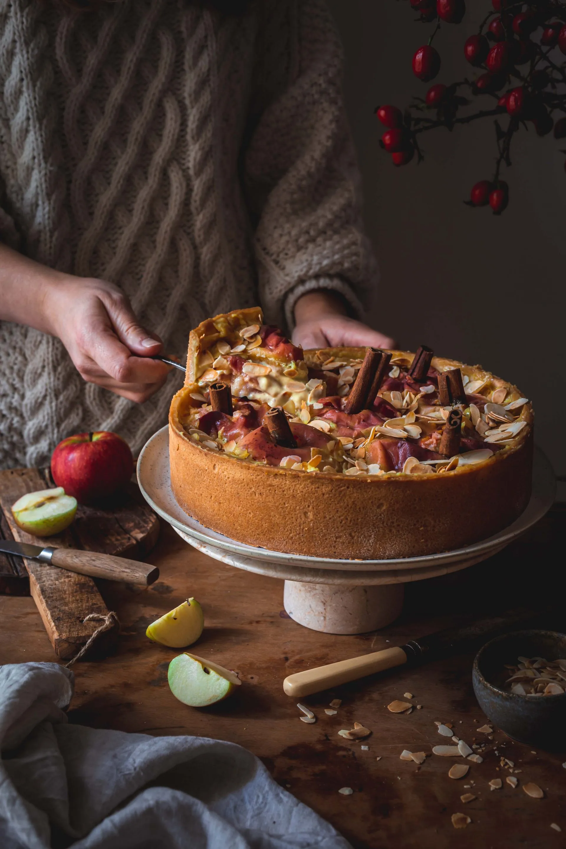 Ein frisch gebackener Bratapfelkuchen mit leckerer Vanillecreme und ganzen Äpfeln