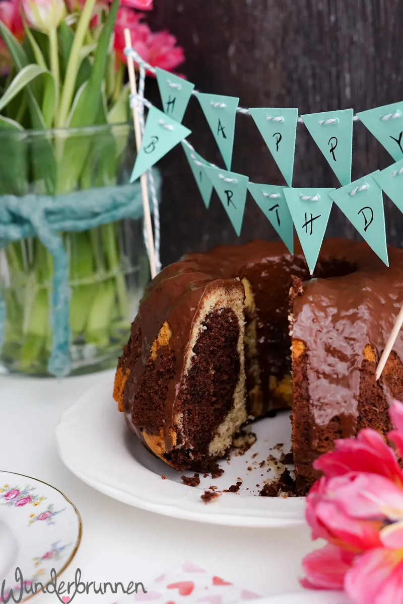 Ein frisch gebackener Marmorkuchen mit deutlichem Muster.