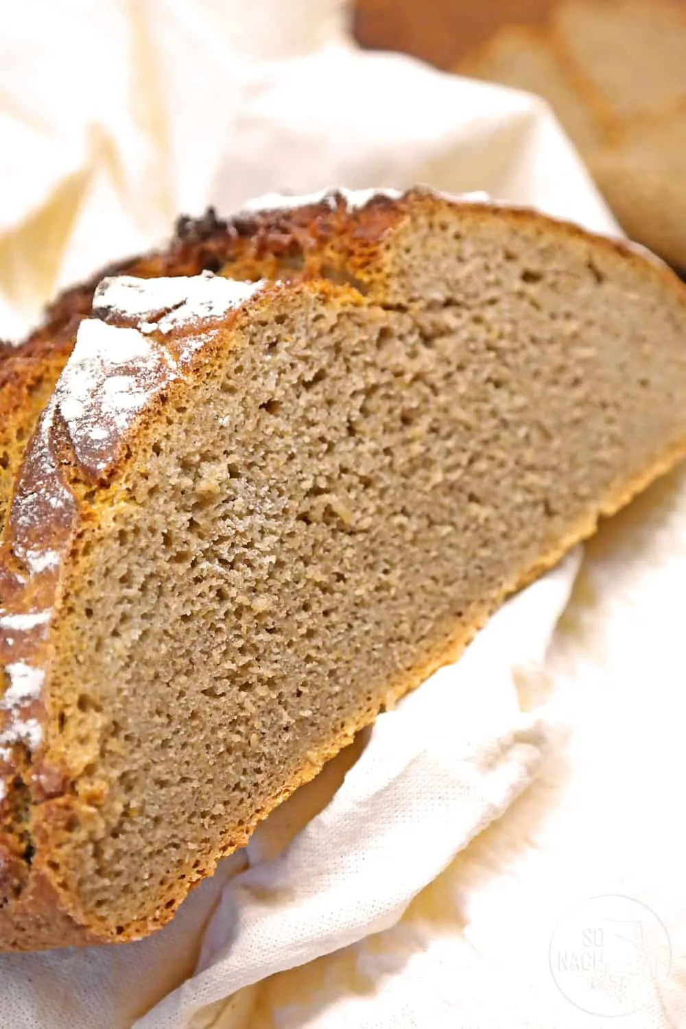 Ein frisch gebackenes Bauernbrot mit einer schönen Kruste, das auf einem Gitterrost abkühlt