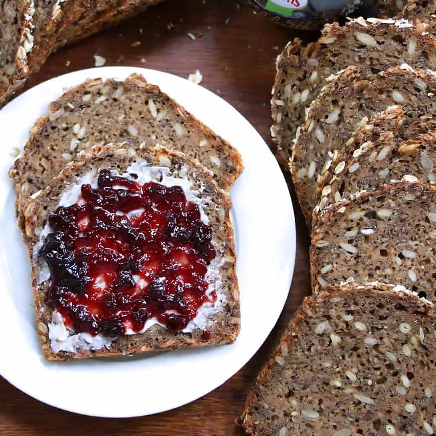 Ein frisch gebackenes, rustikales Vollkornbrot mit Saaten, perfekt in Scheiben geschnitten