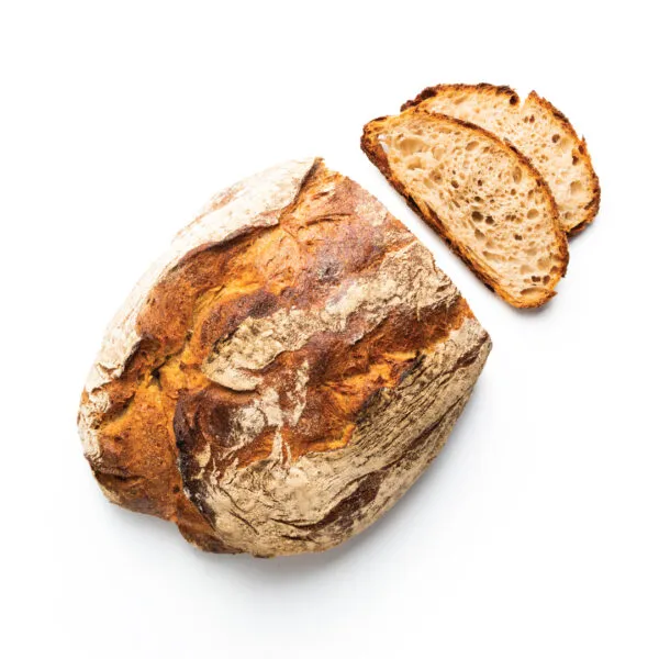 Ein frisch gebackenes Sauerteigbrot mit knuspriger Kruste und offener Krume