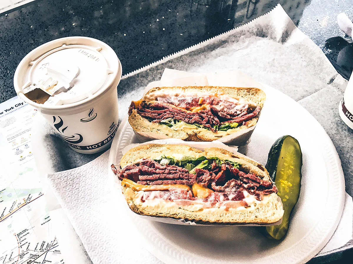 Ein frisch zubereitetes Sandwich mit herzhaften Zutaten als schnelle Mahlzeit