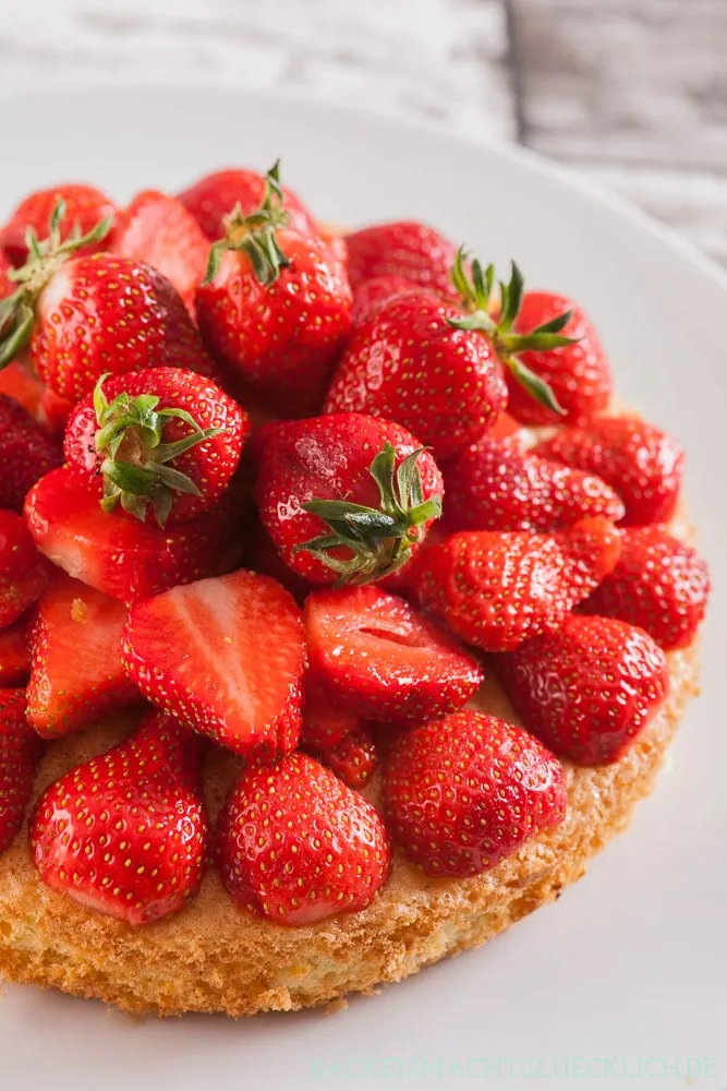 Ein frischer Biskuitboden als Basis für einen köstlichen Obstkuchen