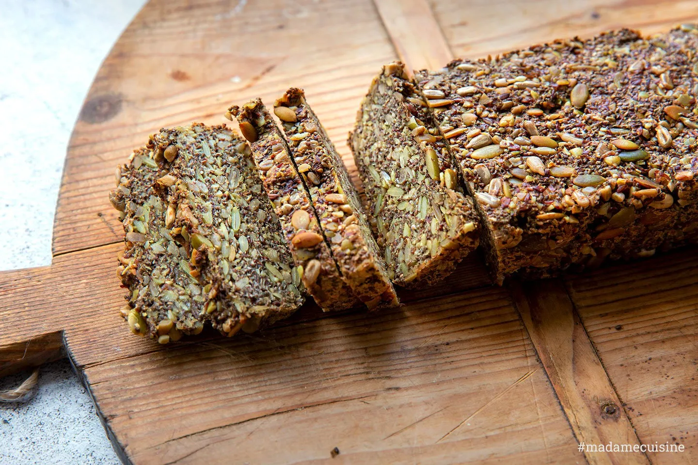 Ein frisches, glutenfreies Körnerbrot, in Scheiben geschnitten, bereit zum Genießen