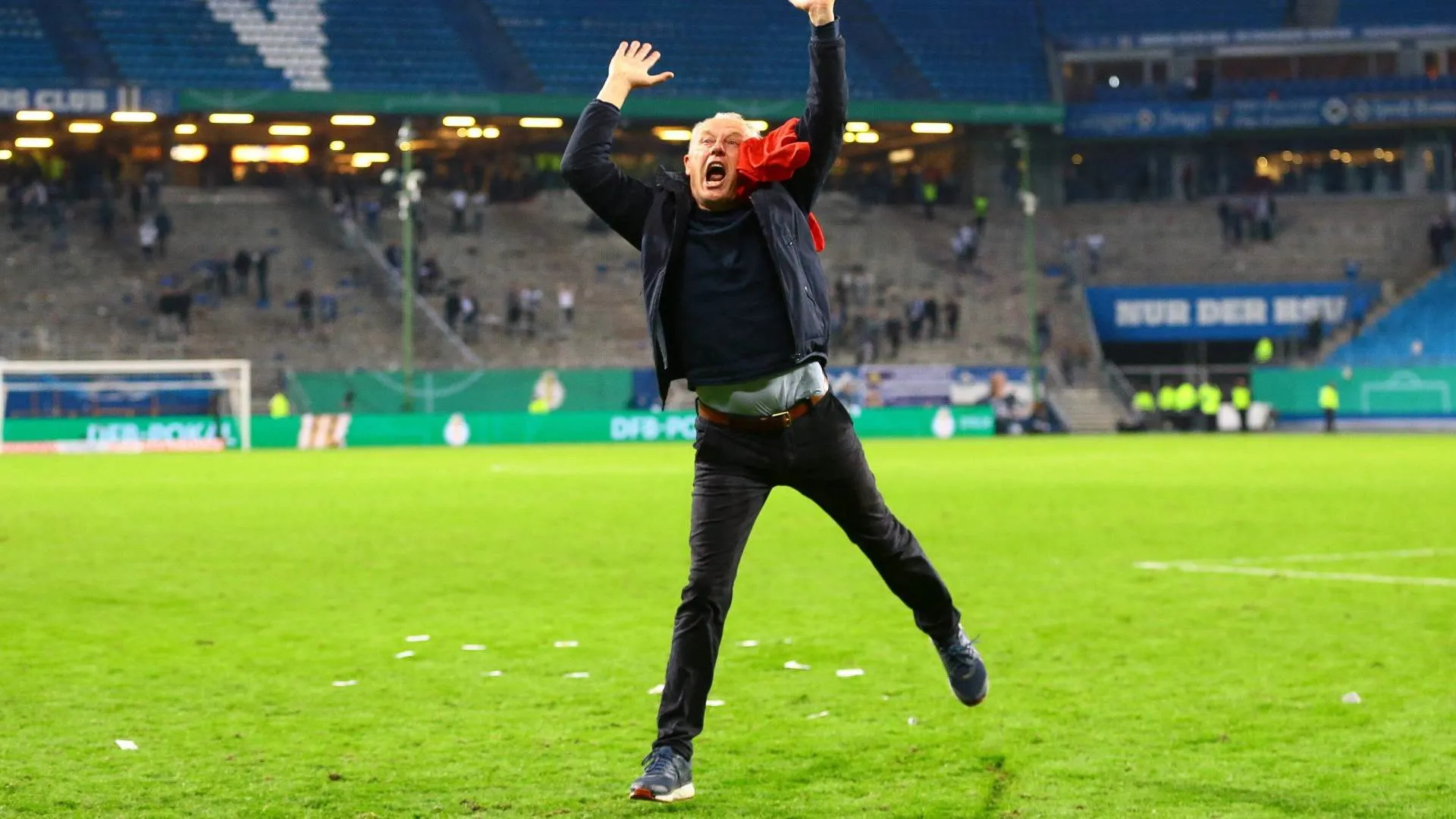 Ein Fußballtrainer gibt Anweisungen an seine Mannschaft während eines Spiels.